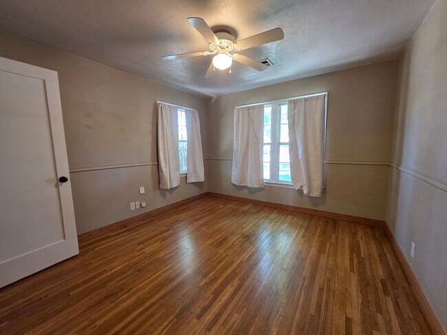 Building Photo - Charming Bungalow in La Loma neighborhood!