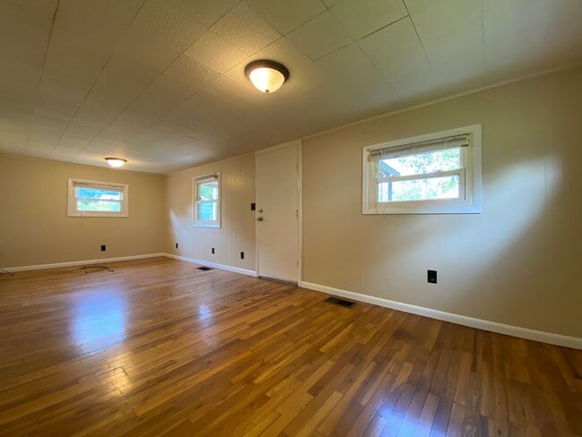 Building Photo - Available Sept 10 , 2026!