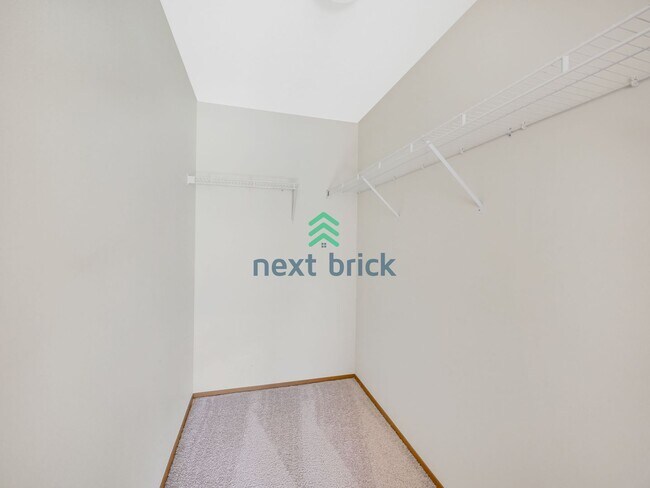 Building Photo - 4 Bed and 2.5 Bath Single-family Home is A...