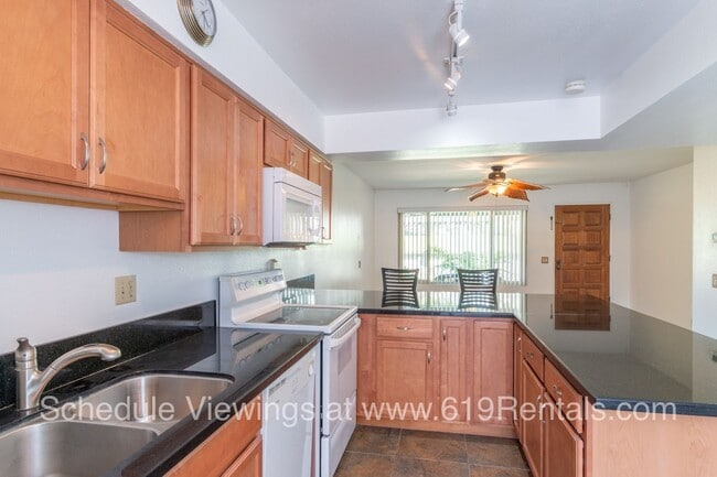 Building Photo - Beautiful 2 bedroom, 1.5 bath Townhouse wi...