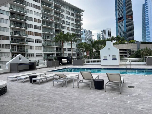 Building Photo - 1402 Brickell Bay Dr