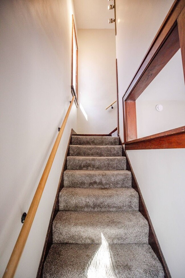 Building Photo - Spacious and Beautidul Four Bedroom Home!