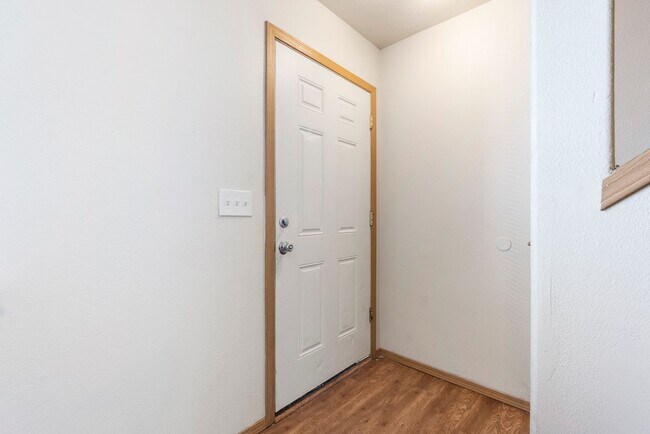 Building Photo - Spacious 2-Bedroom Townhome in SE Portland