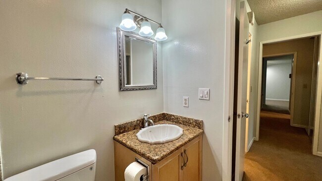 Building Photo - Well-maintained 2bd 1.5 ba  with plenty of...