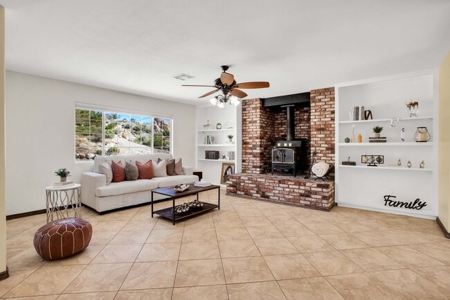 Building Photo - Western Hills Estate home/ 3 bedroom/ 2 ba...
