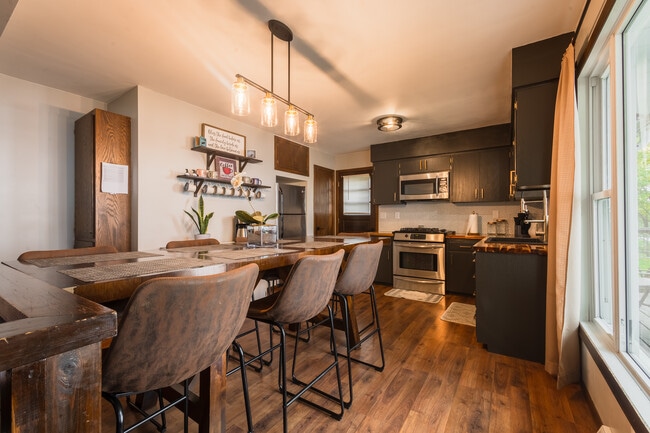 Building Photo - 6806 Sunset Strip NW