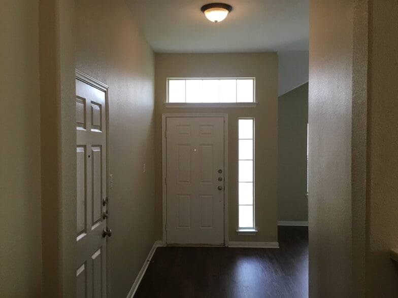 Building Photo - 275 Goldenrod St