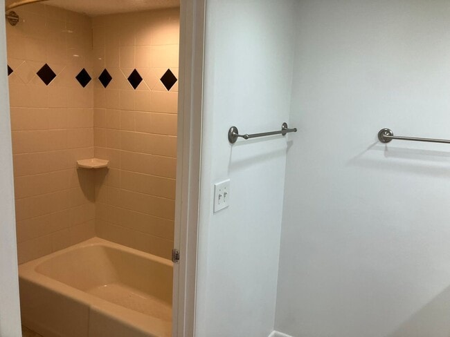 Building Photo - 1 BR / 1.5 BA at Saint Andrews Commons (Pa...