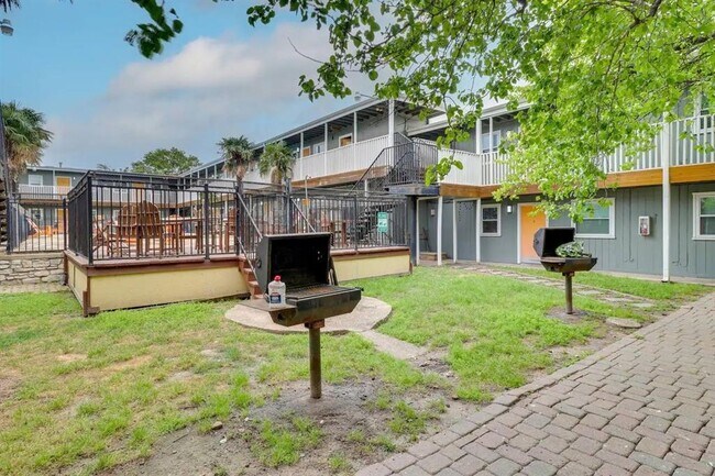 Building Photo - 2401 Manor Rd