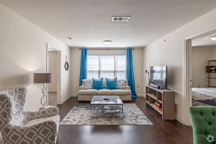 2BR, 2BA - 875SF - Living Room - Glenrock Apartments