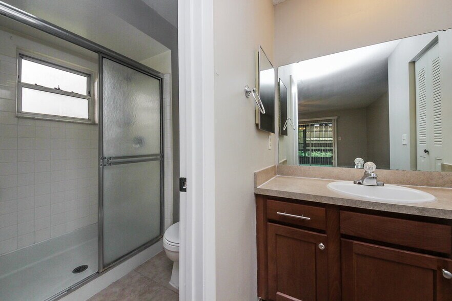 Building Photo - 10602 Lazy Lake Dr