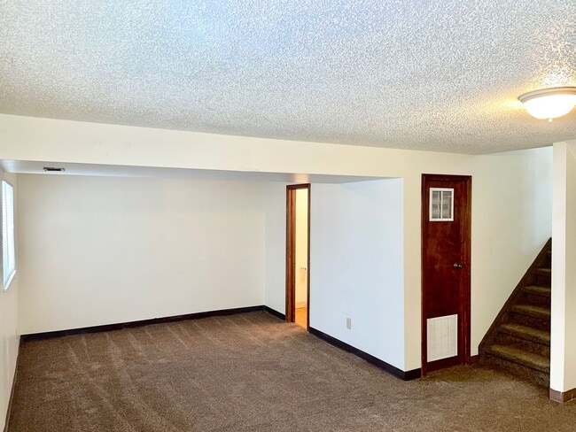 Building Photo - 3 Bedroom Home Right Off the Powers Corrid...