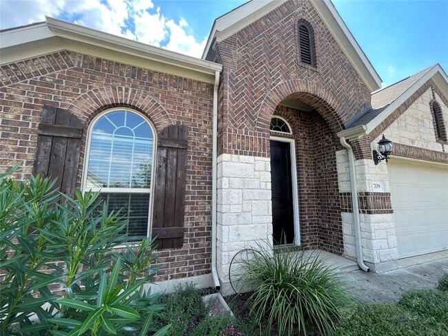Building Photo - 709 N Emory Cove