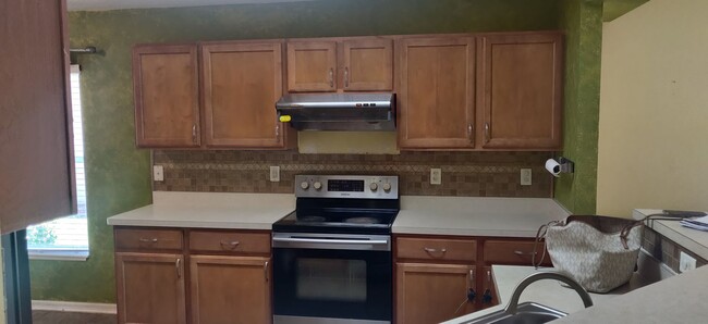 Building Photo - 4 bedroom 2 bath