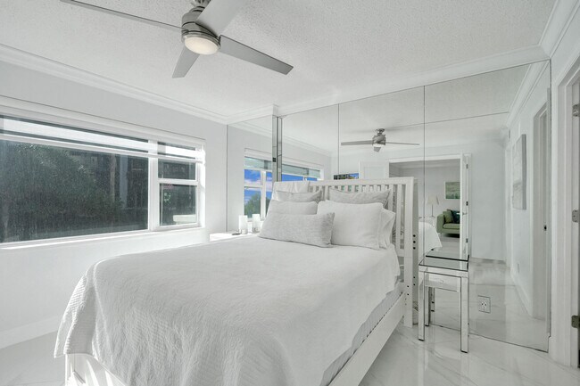 Building Photo - 1169 Hillsboro Mile