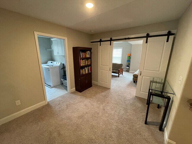 Building Photo - 819 Lost Grv Trl