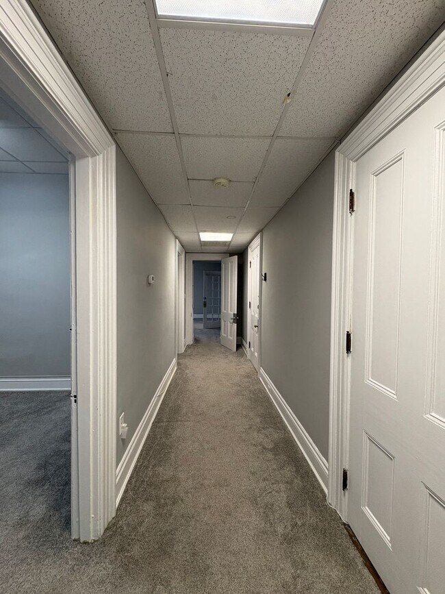 Building Photo - Spacious main level apartment in gorgeous hisotrical house!