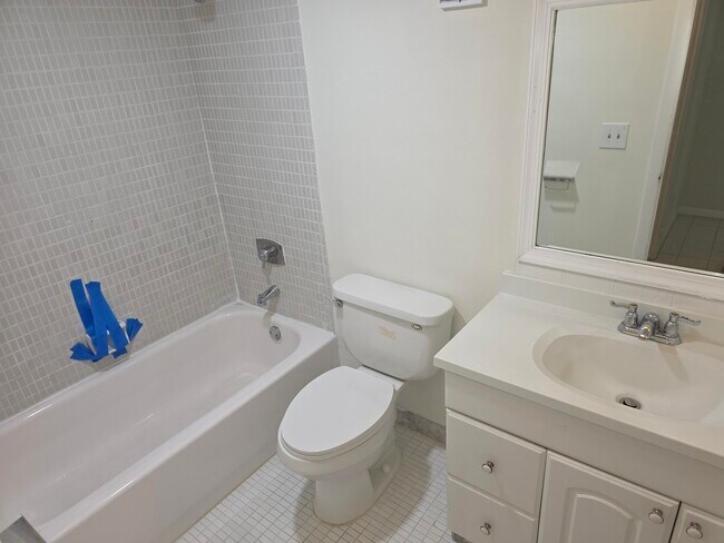 Building Photo - 470 Executive Center Dr