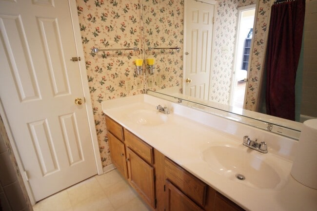 Building Photo - Quiet 2/2 Furnished Condo in West Campus
