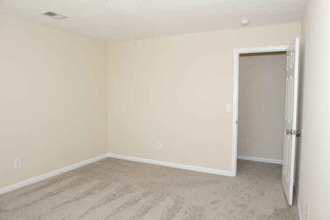 Building Photo - Move-In Special!