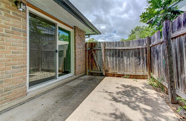 Building Photo - 1403 Click Cove