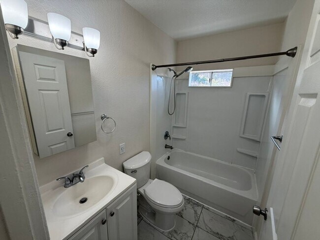Building Photo - 143 Ladera Dr