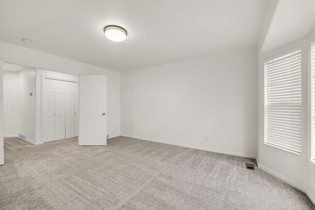 Building Photo - Spacious 7 Bed Kaysville Home with Two Kitchens