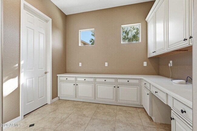 Building Photo - 4908 S Figueroa Ln