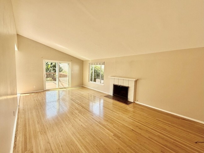 Building Photo - 4 Bed 2 Bath Home with Large Yard in Pacific Beach!