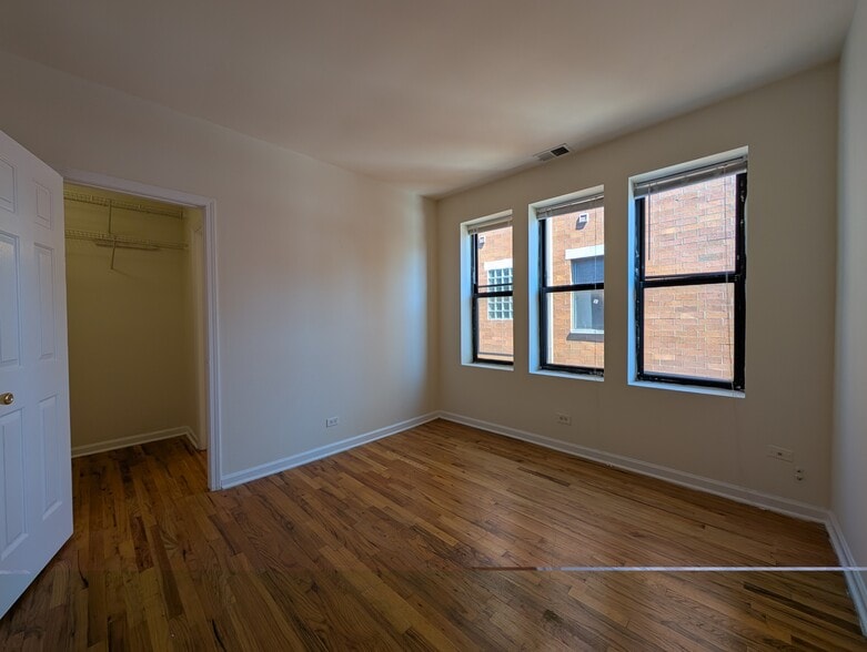 Building Photo - 914 W Dakin St
