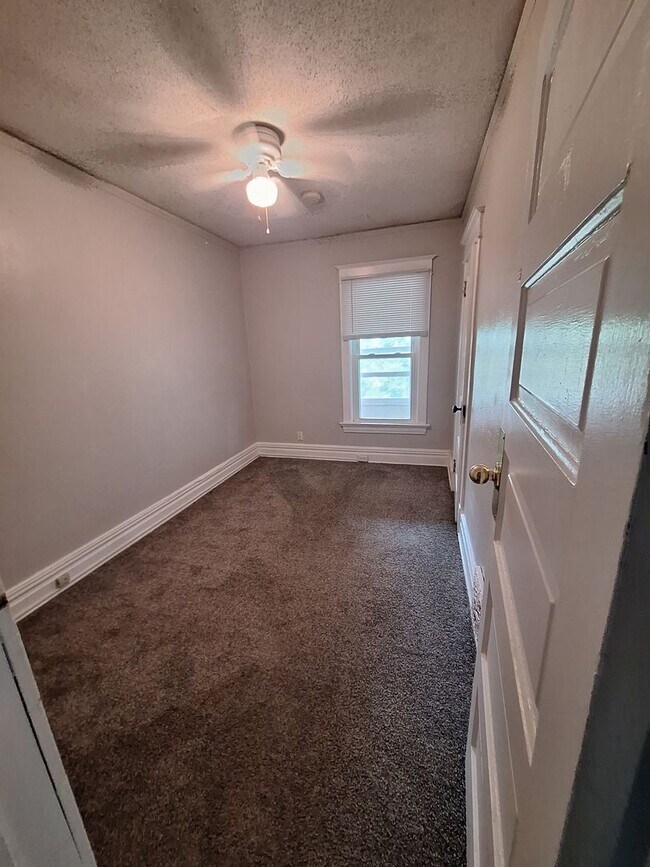 Building Photo - AVAILABLE June 1st - 6 Bedroom, 2 Bath House with Garage $200 Off First Months Rent!
