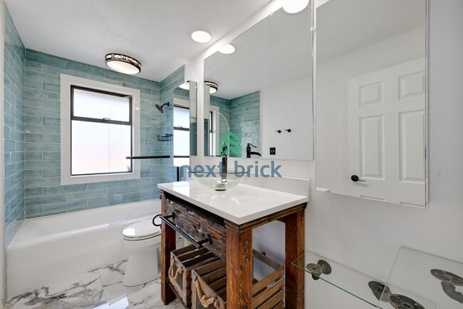Building Photo - Charming 3-Bed, 2-Bath Remodeled Home in Prime Edmonds Location!