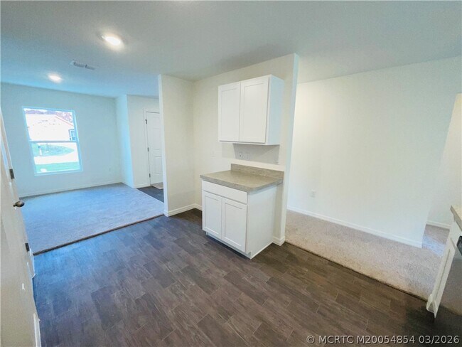 Building Photo - 1701 SE Manth Ln