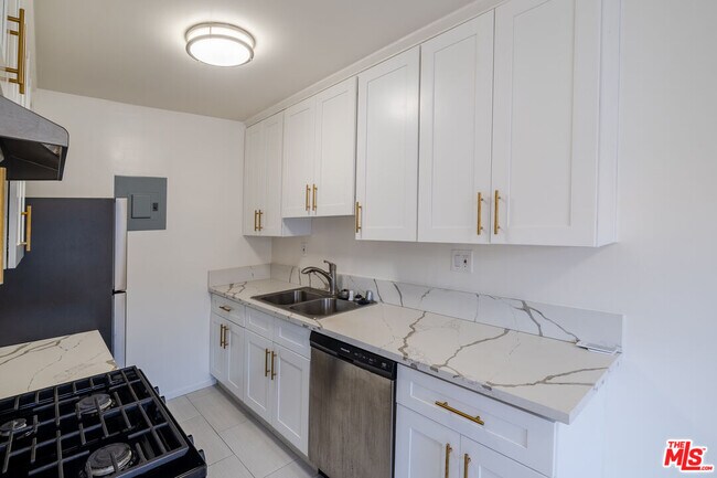 Building Photo - 7209 Willoughby Ave