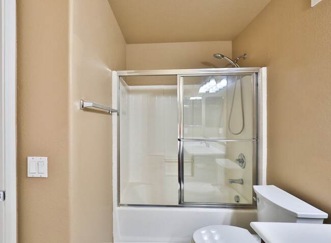 Building Photo - Tri Level, 2bd, 2.5ba condo