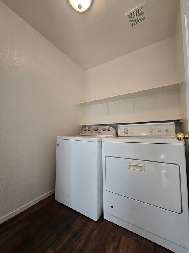 Building Photo - A Fabulous 4 Bedroom Home in N.Las Vegas 1 Bedroom Downstairs.