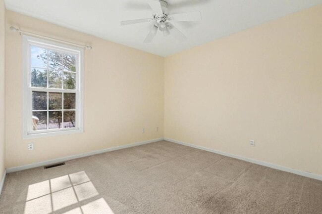 Building Photo - 386 Hill Rd