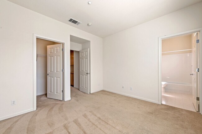 Building Photo - Spacious Tri-Level Home - Great Downtown S...
