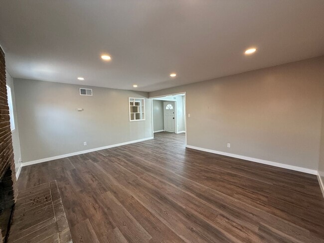 Building Photo - Centrally Located Single Story Updated Home