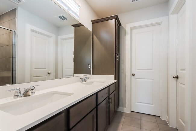 Building Photo - 9835 Willow Creek Commerce Dr