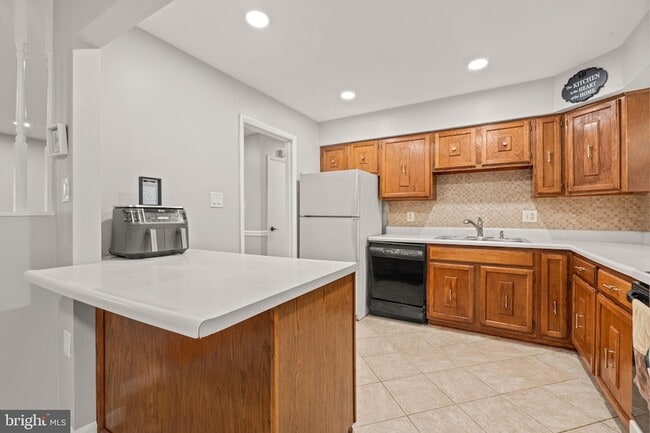 Building Photo - 5590 Neddleton Ave