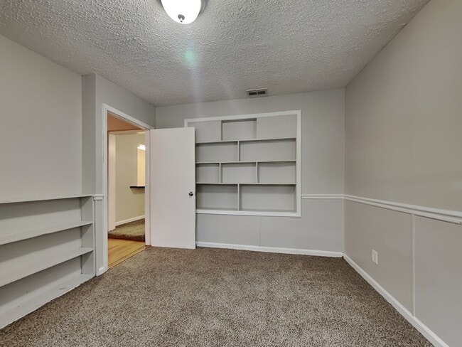 Building Photo - 6936 Clovis Rd