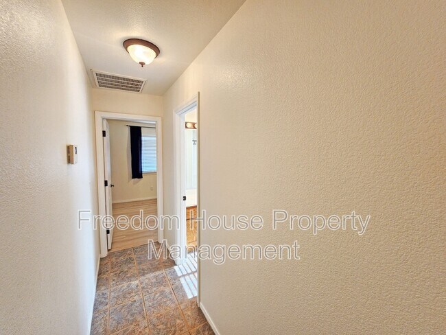Building Photo - 3120 E Easy St