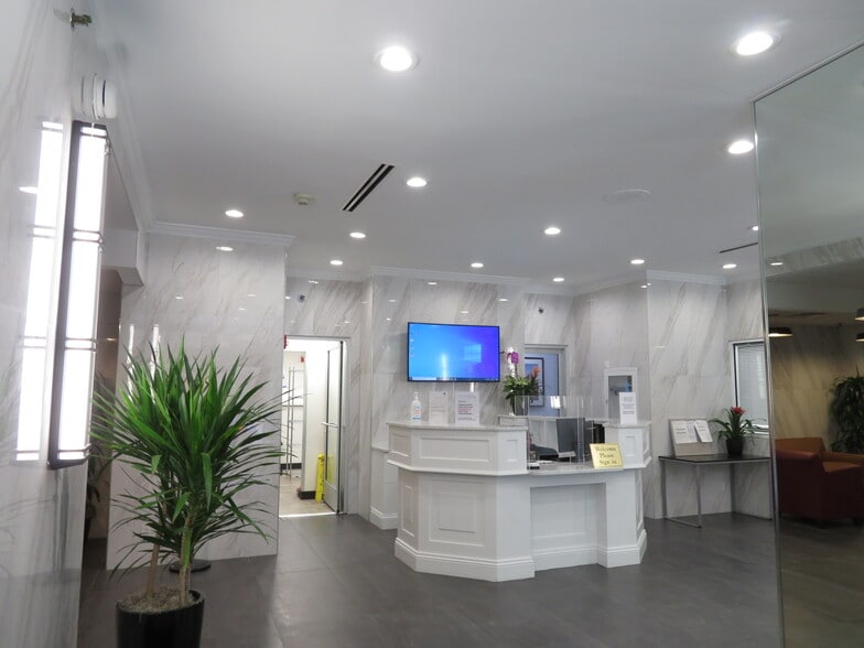Lobby - Front Desk - 2101 Chestnut St