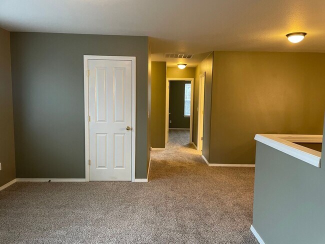 Building Photo - Custom Townhome in Camas School District! Stainless Steel Appliances and A/C!