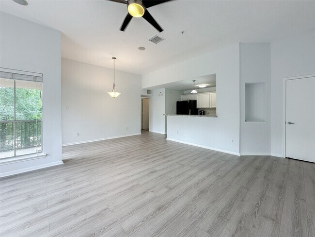 Building Photo - 8051 Bay Branch Dr