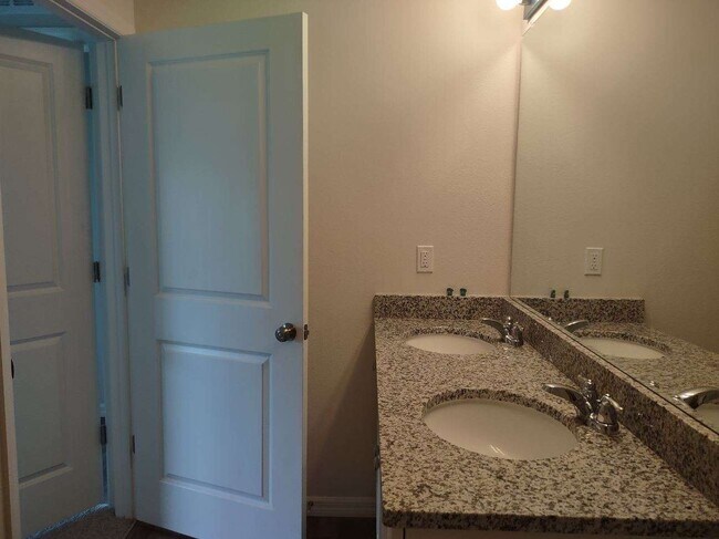 Building Photo - 6248 N Chestnut Terrace