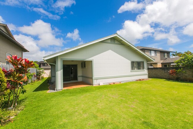 Building Photo - BACK ON MARKET**Single level spacious home...