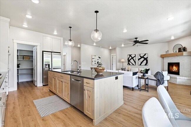 Building Photo - 2374 S Pelion Way
