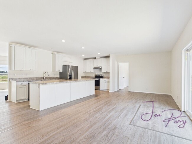 Building Photo - Large Spacious 5 Bedroom House with Fenced Yard